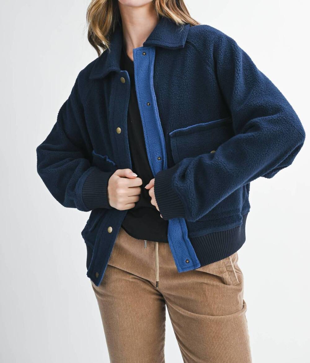 NEW AEMI + CO cropped button-up jacket with patch pockets in navy
